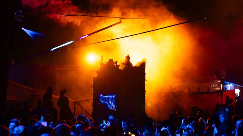 Feuer-Installationen der Sandpalast-Bühne auf dem Klangtherapie-Festival in der fränkischen Schweiz.