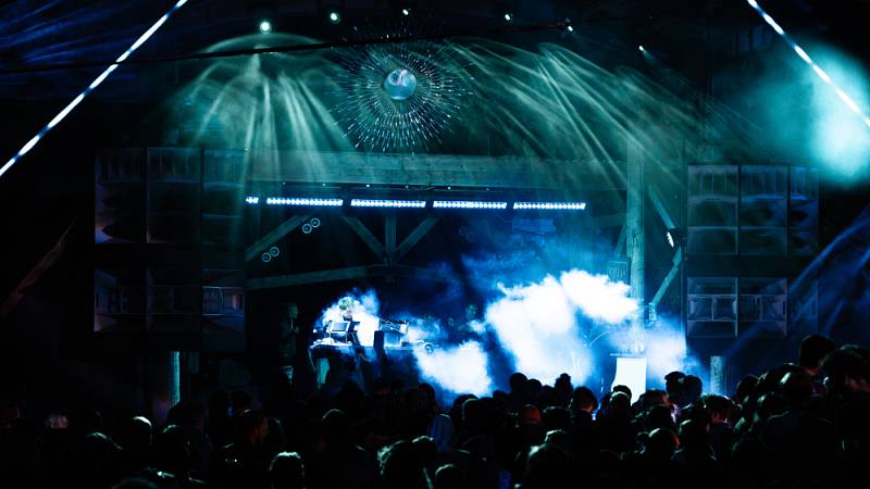 Die Sandpalast-Bühne des Klangtherapie-Festivals mit einer eigens für das Festival konzipierten immersiven Lichtshow.