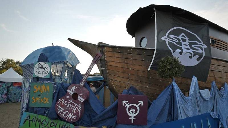 Die als Boot verkleidete Sauna und der dazugehörige Sauna-Bereich des Klangtherapie-Festivals in der fränkischen Schweiz.