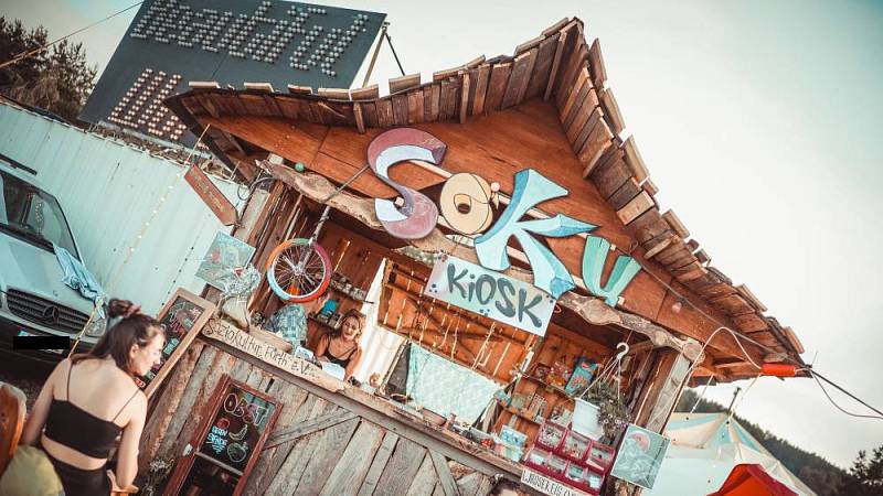 Soziokulturelles-Kiosk als Beispiel für die vielen diversen Essensstände und Kaufmöglichkeiten.
