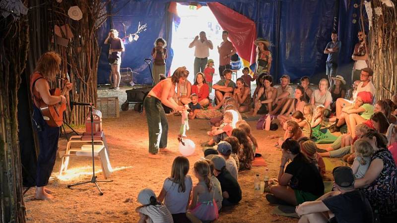 Familien besuchen eine Vorführung aus dem Kinder-Programm des Klangtherapie-Festivals.