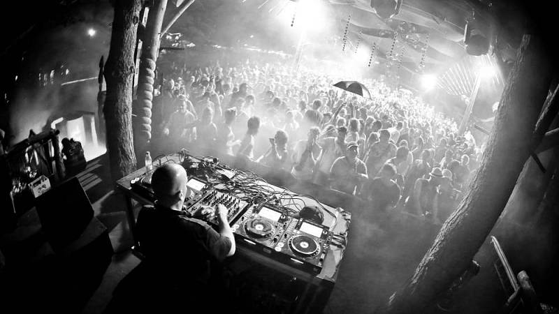Wild tanzende Zuschauer vor der Zauberwäldchen-Bühne während eines DJ-Auftritts.