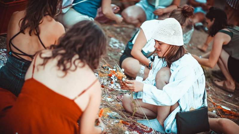 Junge Besucher eines interaktiven Workshops auf dem Klangtherapie-Festival in der fränkischen Schweiz.