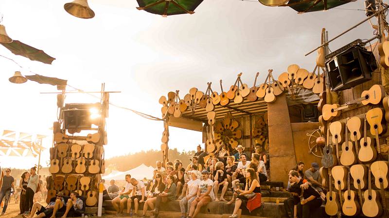 Die liebevoll dekorierte Zauberwäldchen-Bühne mit Besuchern und Besucherinnen während eines Live-Acts