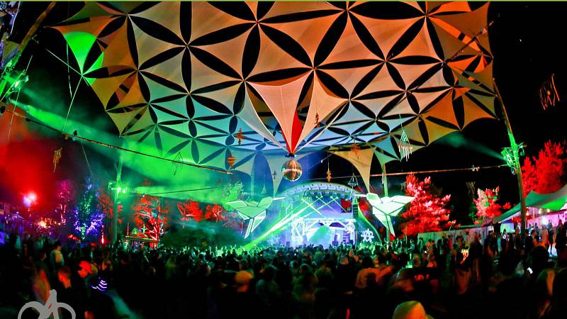 Die feiernde Zuschauermenge auf dem Elektro-Festival Klangtherapie während eines Techno-DJ-Sets bei Nacht