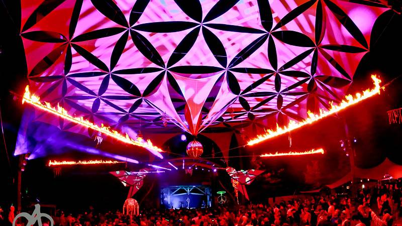 Die Feuer-Installationen während der Performance eines DJ-Sets auf dem Klangtherapie-Open Air in der fränkischen Schweiz
