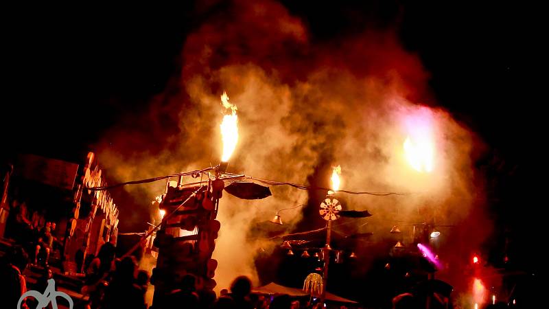 Feuer-Installationen der Zauberwäldchen-Bühne auf der Klangtherapie