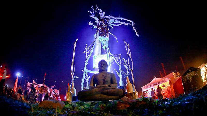 Dekorative Installation einer Buddha-Statue umringt von Ästen, welche als Mittelpunkt den Lebensbaum hat.