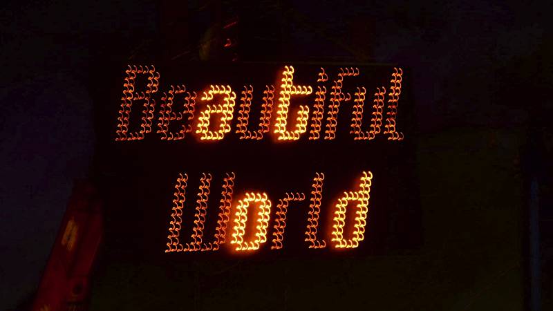 LED-Installation mit dem Schriftzug 'Beautiful World' auf den Dächern der Container, welche die gesamten drei Festival-Tage durchleuchtet