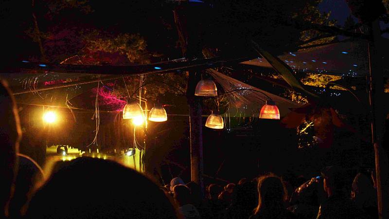 Lampen-Installation auf dem Gelände des Open-Air-Elektro-Festivals Klangtherapie