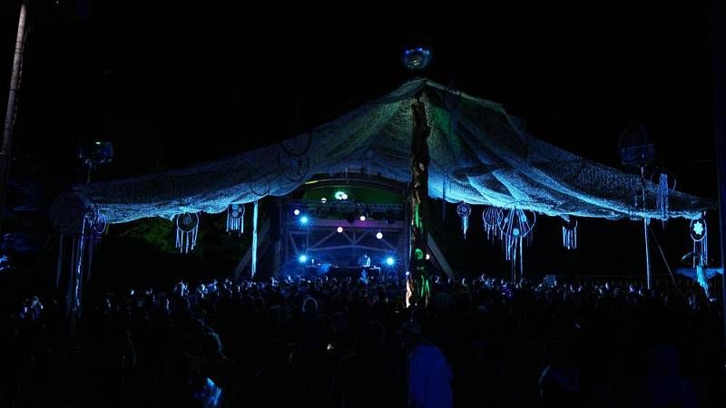 Die Sandpalast-Bühne bei Nacht mit Blick auf die wild-feiernden Besucher und dem wunderschön traumhaften Deko-Elementen