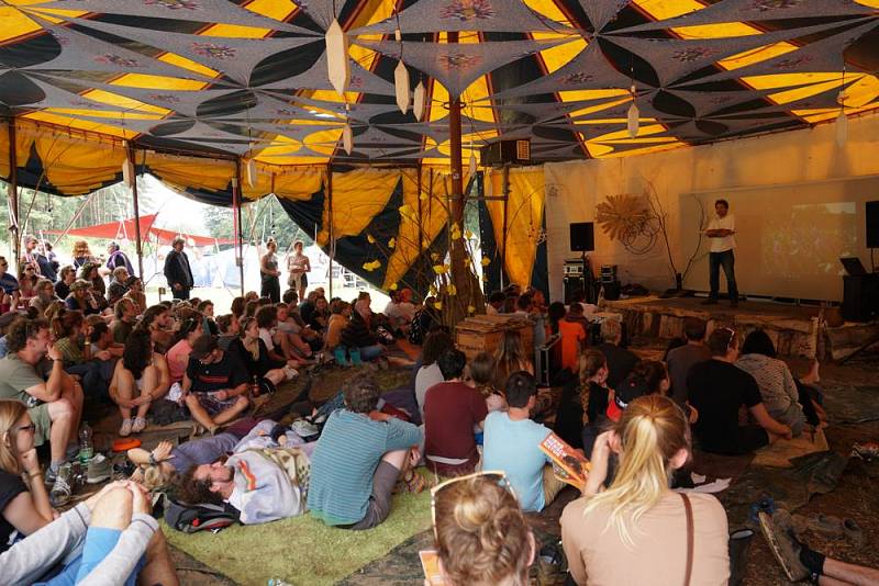 Gespannt zuhörende Besucher und Besucherinnen während eines Vortrages in der Workshop-Area