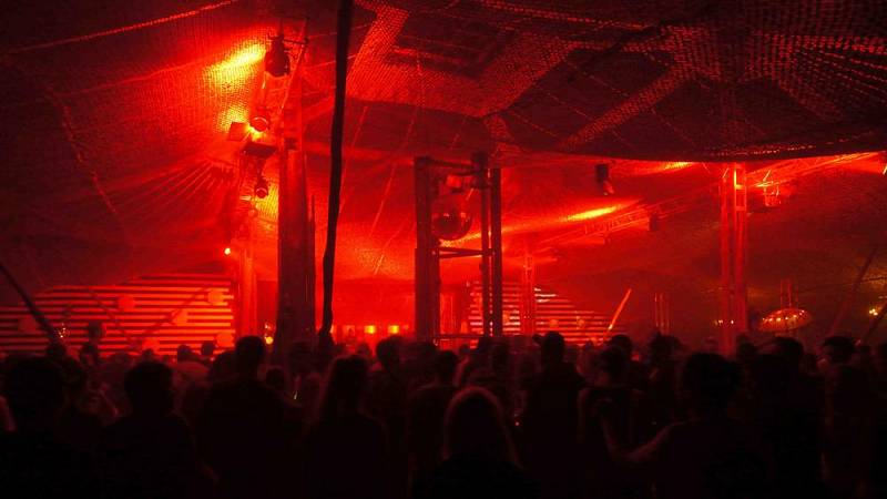 Sandpalast in seiner früheren Form mit Lichtinstallationen und Sonnensegeln während des nächtlichen Betriebs am Samstag