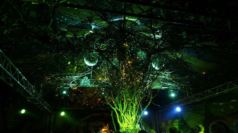 In das Festivalkonzept eingebaute Naturaspekte, wie hier ein Baum als zentraler Bestandteil des Bühnenkonzeptes