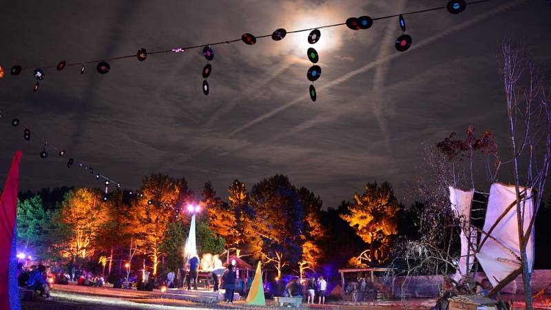 Schallplatten-Dekorationen welche sich über das Festival-Gelände ziehen mit Blick auf  die angrenzenden Wälder sowie den Mond
