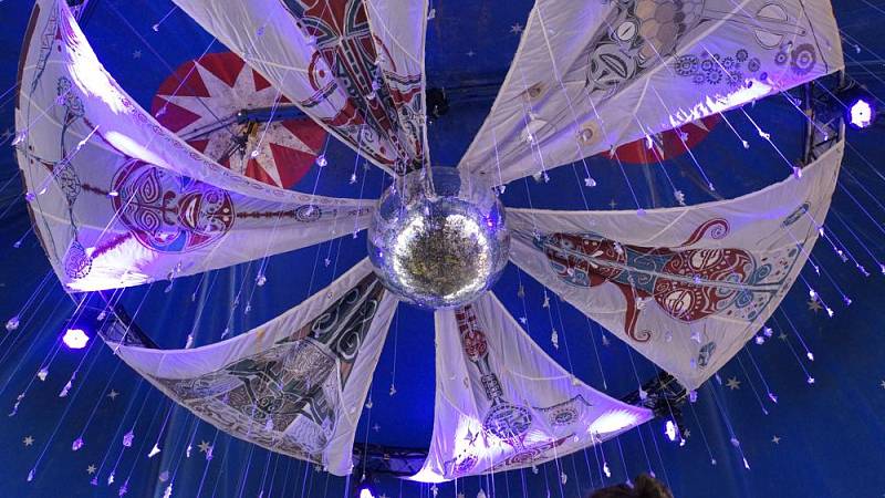Boho-Deckeninstallation im Basstempel auf dem Festival-Gelände