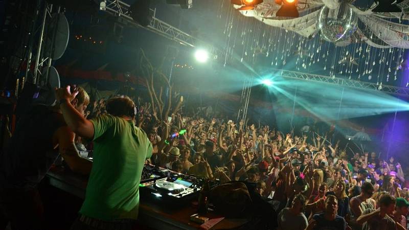 Feierende Besucher und Besucherinnen des Festivals während eines DJ-Auftritts im, für seinen schnellen Techno, bekannten Basstempel