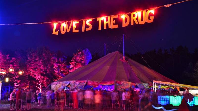 Love is the drug - Drahtseilspruch, welcher typischerweise am Eingangsbereich zum Festival-Gelände hängt