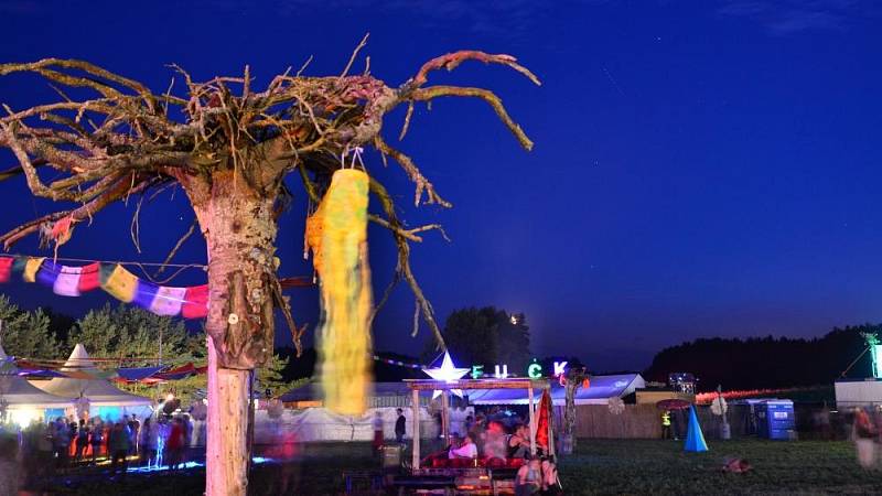 Überblick über die alternativen Verkaufsstände und veganen Essensstände auf dem Festival-Gelände bei Nachteinbruch