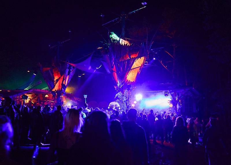 Zauberwäldchen Deko in der Nacht Klangtherapie Festival 2025