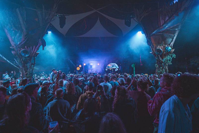 Zauberwald Tanzfläche in der Nacht 2025