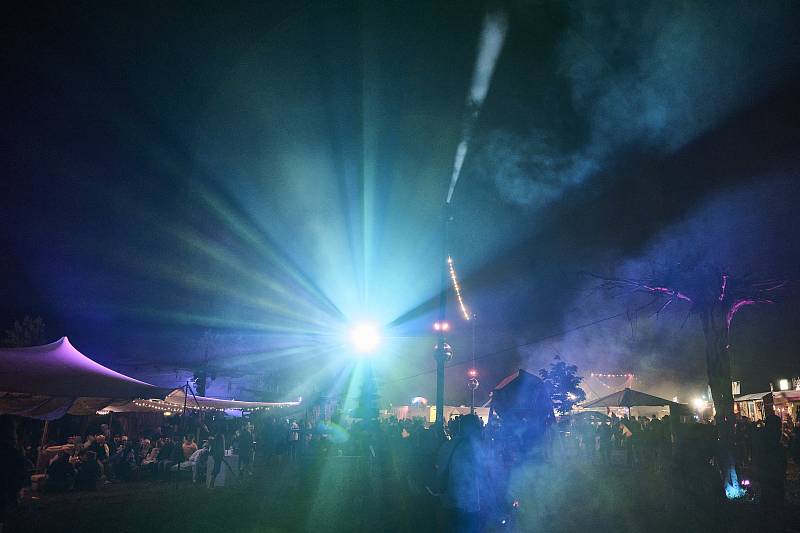 Scheinwerfer Gelände Klangtherapie 2025