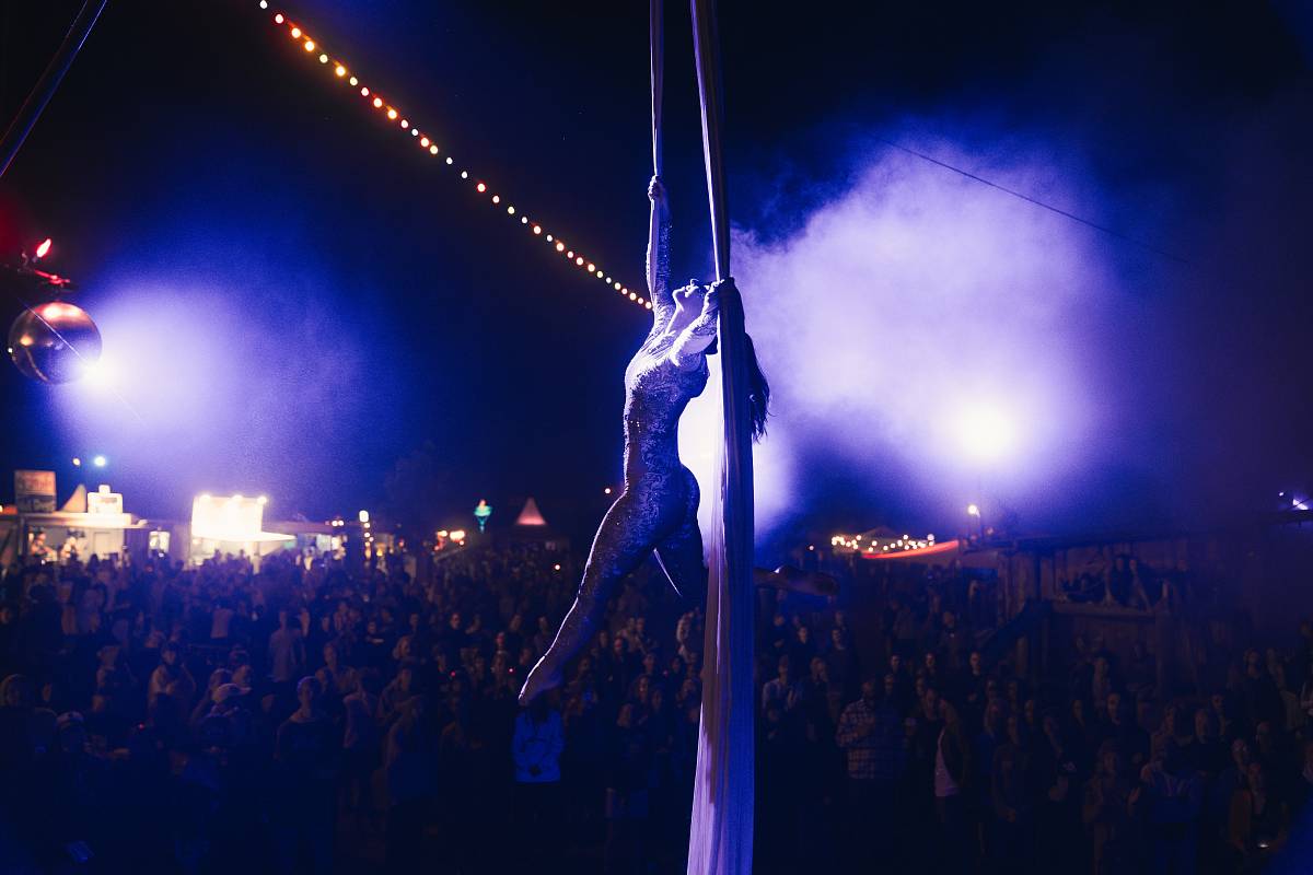 Tuch Performance auf dem Klangtherapie Festival