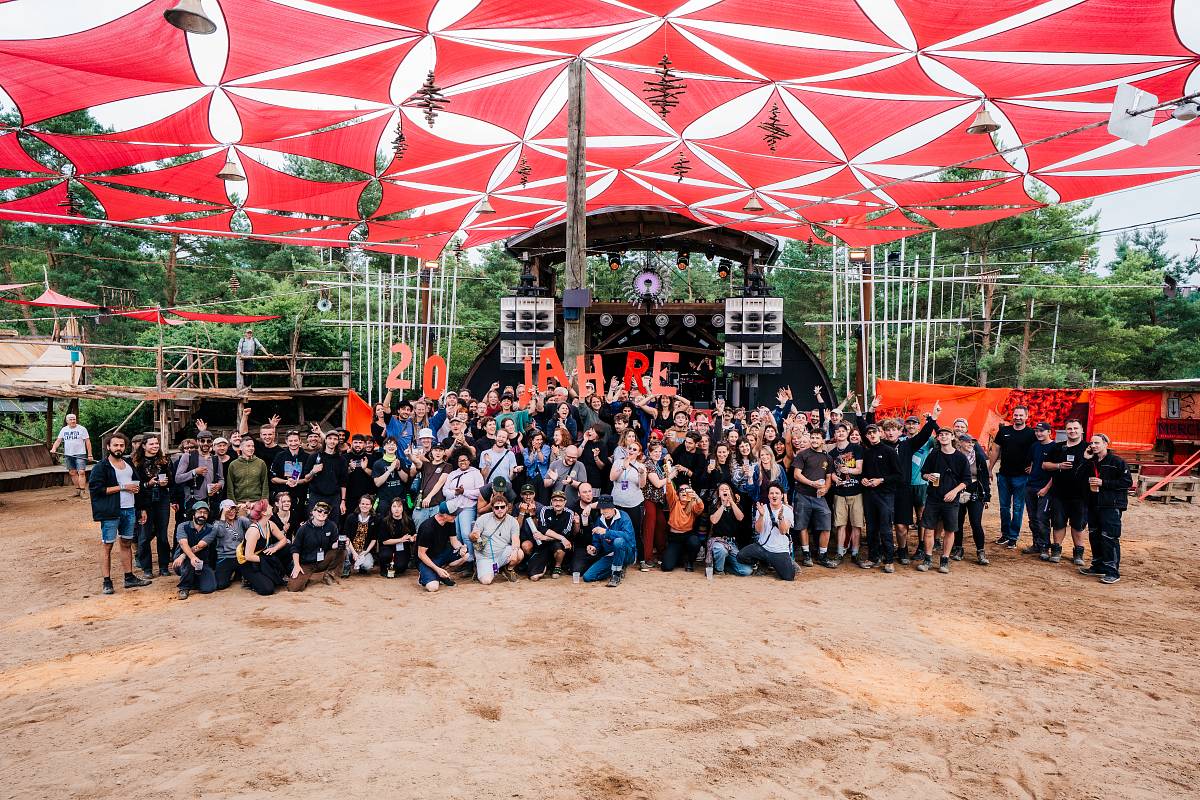 Klangtherapie Festival Crew zur Eröffnung des Sandpalastes 2025
