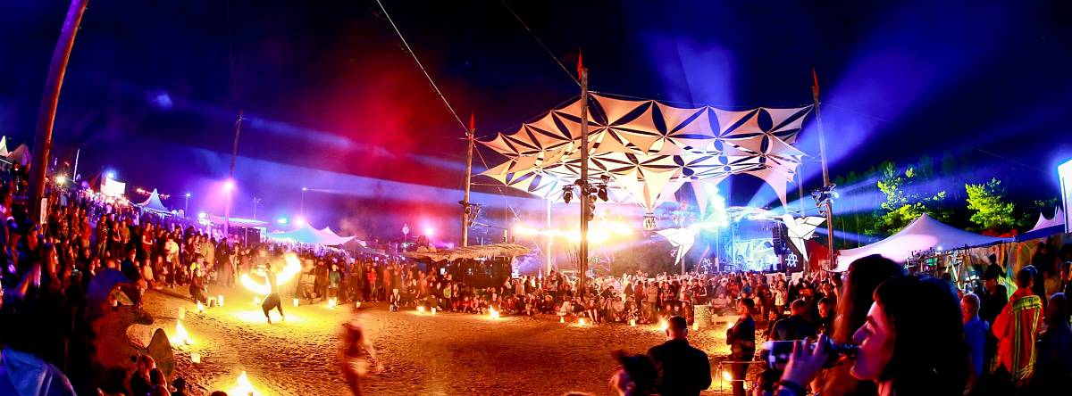 Gelände Klangtherapie Festival mit Feuershow