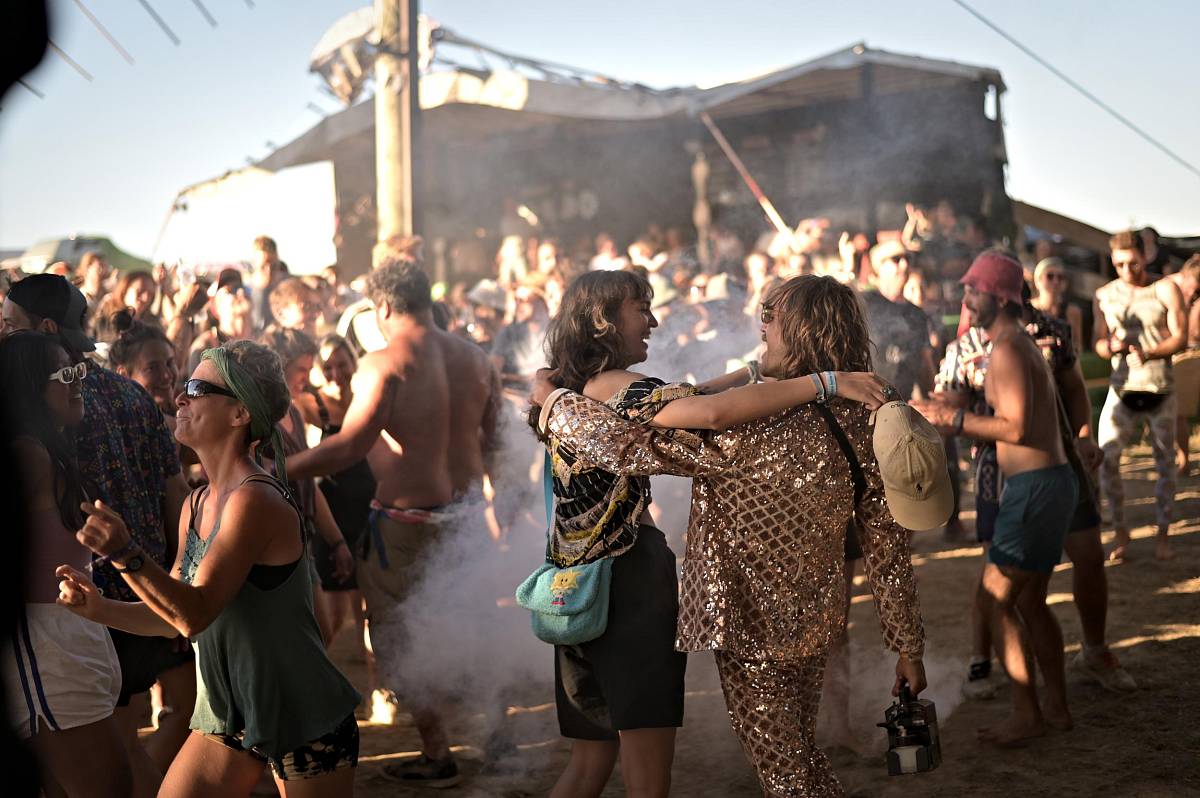 Menschen die sich umarmen auf der Tanzfläche