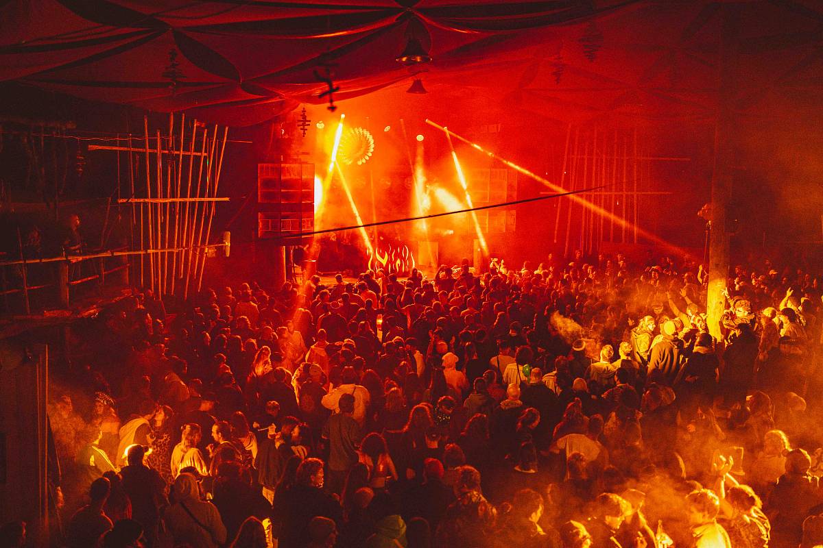 Sandpalast Tanzfläche mit Lichtshow bei Nacht