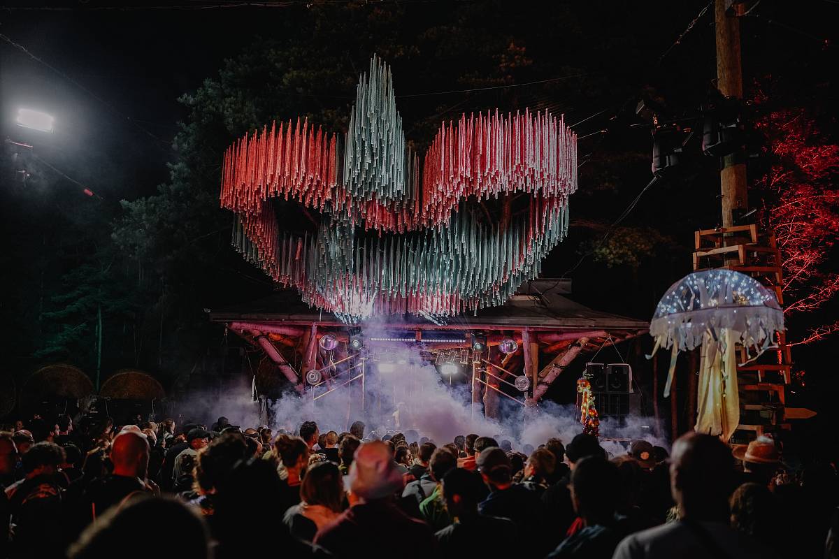 Zauberwäldchen Tanzfläche mit Blick auf Bühne