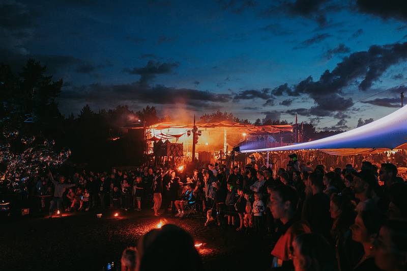 Feuershow am Abend beim Klangtherapie Festival 2025