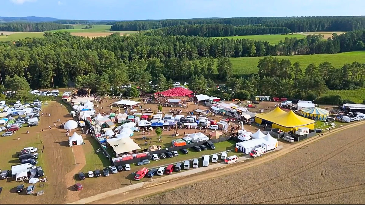 Klangtherapie Festival Gelände Drohne bei Tag
