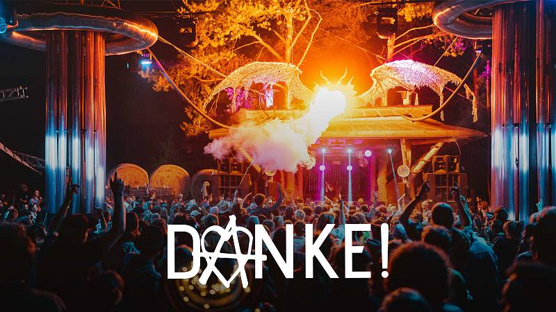 Drache spuckt Feuer an der Stage 