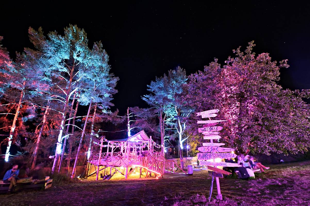 Wegweiser und Baumhaus Klangtherapie Festival