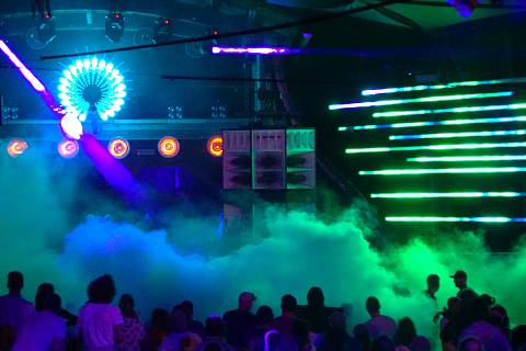 Sandpalast Hauptbühne im Nebel Klangtherapie Festival