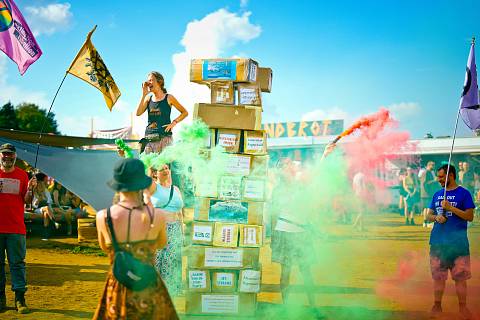Extinction Rebellion Earth Jenga Klangtherapie Festival